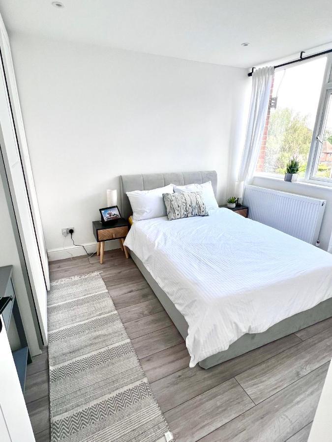 Beautiful 5-bedroom Private House In Quiet Street 2 Minutes From Station Casa de férias