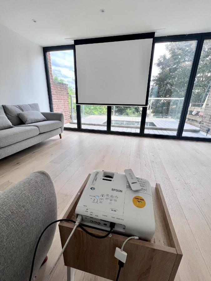 Beautiful 5-bedroom Private House In Quiet Street 2 Minutes From Station Casa de férias