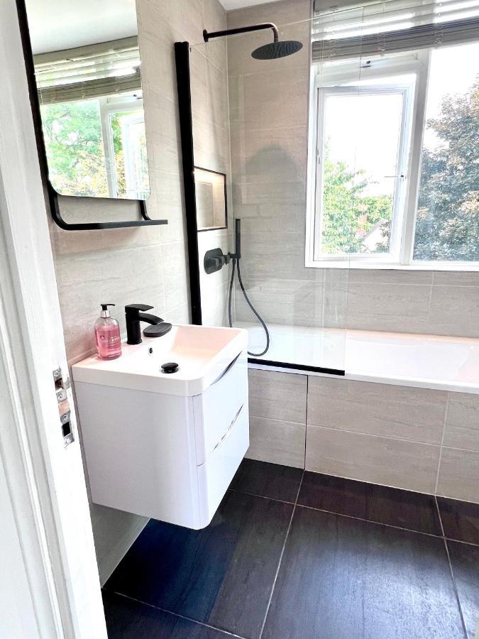 Casa de férias Beautiful 5-bedroom Private House In Quiet Street 2 Minutes From Station *