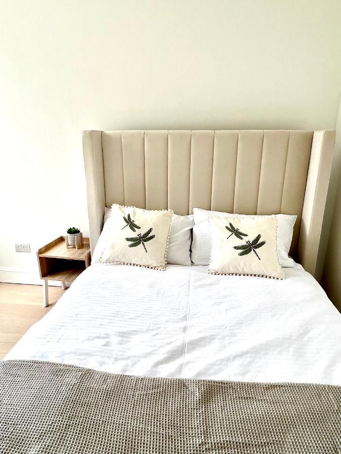Beautiful 5-bedroom Private House In Quiet Street 2 Minutes From Station Casa de férias Londres