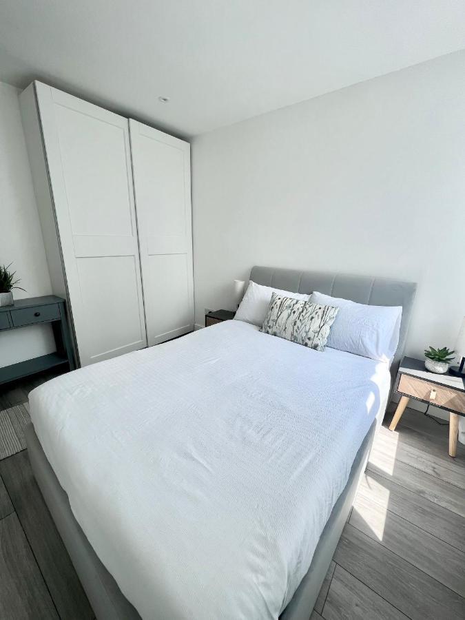 Beautiful 5-bedroom Private House In Quiet Street 2 Minutes From Station Casa de férias Londres