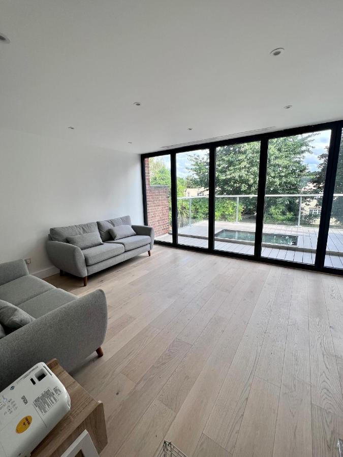Beautiful 5-bedroom Private House In Quiet Street 2 Minutes From Station Casa de férias