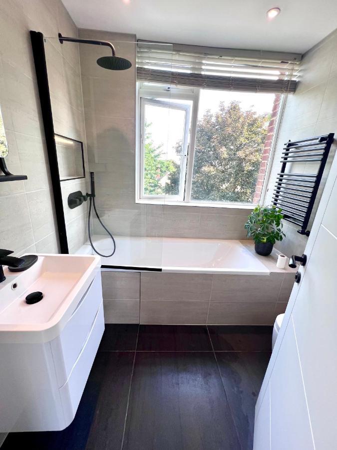 Casa de férias Beautiful 5-bedroom Private House In Quiet Street 2 Minutes From Station Londres